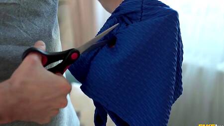 Негритянка в разорванных шортах дает в попку на тренировке