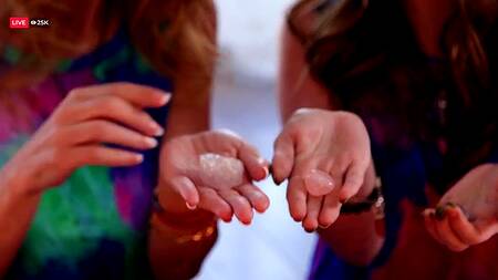 Пока милфа с молодой занимаются колдовством, парень их трахает