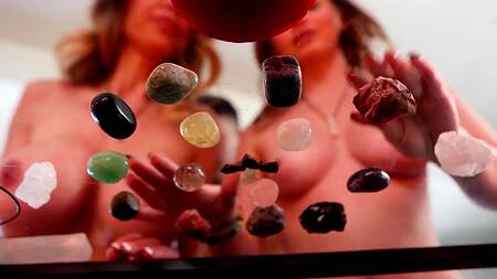 Пока милфа с молодой занимаются колдовством, парень их трахает