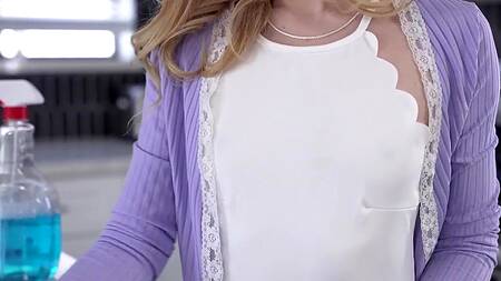 Милая сводная сестра Demi Hawks поймана за мастурбацией