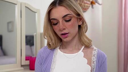 Милая сводная сестра Demi Hawks поймана за мастурбацией