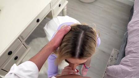 Милая сводная сестра Demi Hawks поймана за мастурбацией