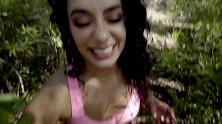 Brianna Bourbon у реки полирует толстый хуй мужика