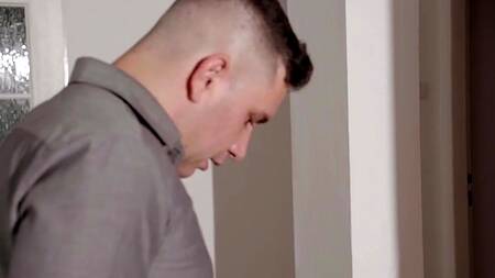 Заканчивает разговор с женой и трахает любовницу азиатку