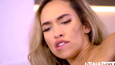 Приезжает к латинской любовнице и трахает её на кухне