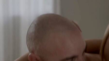 Подготовил постель, чтобы трахнуть красивую любовницу