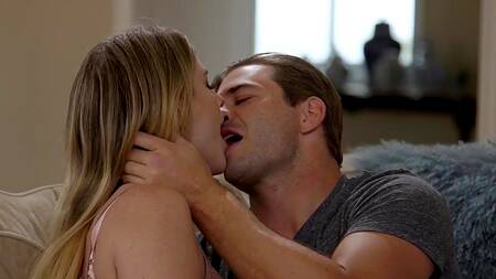 Riley Reign смутила сводного брата, предложив секс