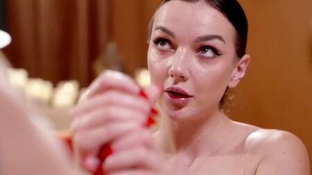 Насладился эротическим массажем и кончил массажистке в рот