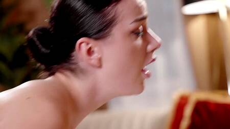 Насладился эротическим массажем и кончил массажистке в рот