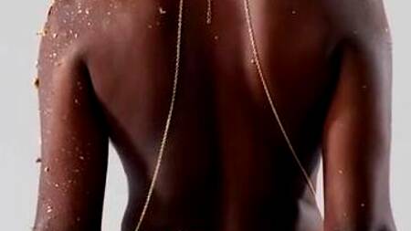 Лысая негритянка Zaawaadi  кончает от белого члена