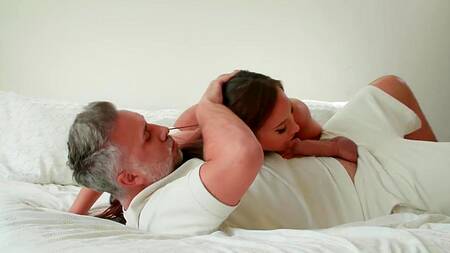 Мужик после обеда жарко трахает красивую жену друга