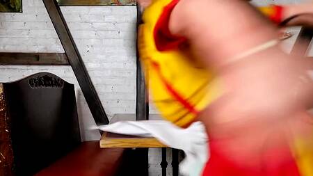 Две официантки в туалете ебутся с посетителем