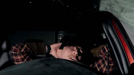 Приехала чинить машину, но занялась жарким сексом втроем