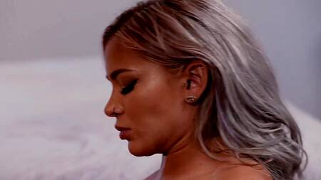 Развратная Hayley Davies ебется с парнем подруги