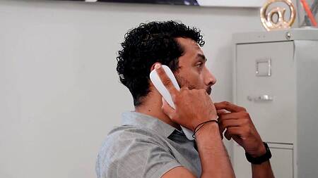 Мулатка Demi Sutra на офисной кухне соблазняет на жаркий анал