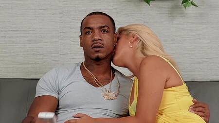 Две подруги ебутся по очереди с одним негром, чтобы не дрочить