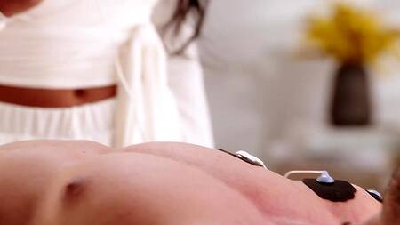 Мужику нужен не массаж, а анал с массажисткой