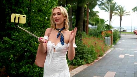 Стройная Sky Pierce знакомится с негром и дает ему в тот же день