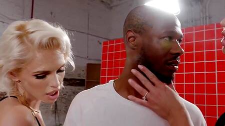 Две сексуальные милфы на мойке трахаются с черным парнем