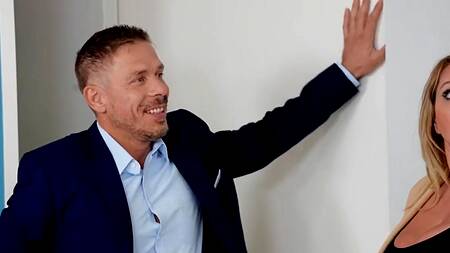 Риэлтор проводит экскурсию и попутно трахает в жопу подружку