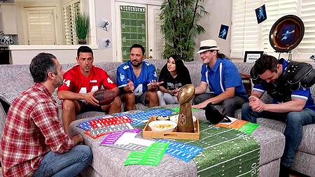 Посмотрели игру и занялись групповым сексом с женами