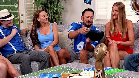 Посмотрели игру и занялись групповым сексом с женами