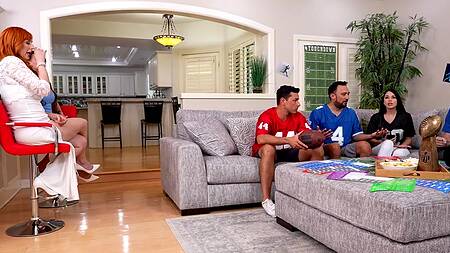 Посмотрели игру и занялись групповым сексом с женами