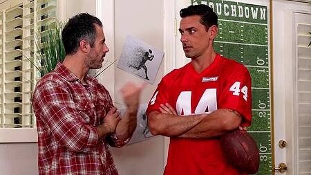 Посмотрели игру и занялись групповым сексом с женами