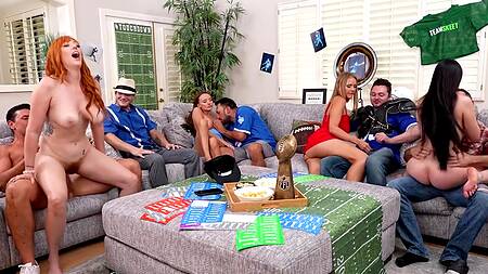 Посмотрели игру и занялись групповым сексом с женами
