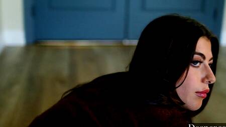 Мужик в костюме приказывает Gal Ritchie сосать большой хуй