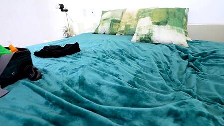 Рыженькая мачеха встает раком, желая отдаться в попку