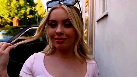 У милашки развратные желания, она хочет черный член в попку