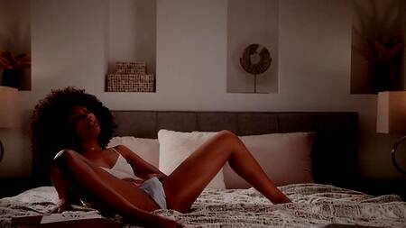 Белая девушка трахается с черной парой и кончает