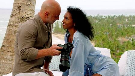 Фотосессия на пляже заканчивается еблей с лысым