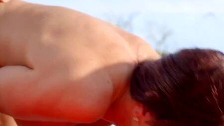 Если мужа нет дома, то зрелая Syren De Mer может отдаться негру