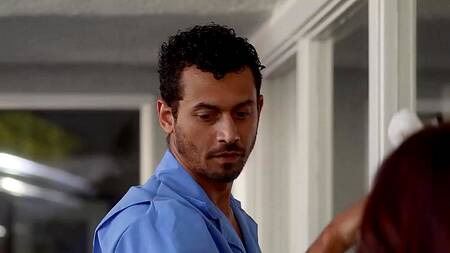 Если мужа нет дома, то зрелая Syren De Mer может отдаться негру