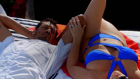 Если мужа нет дома, то зрелая Syren De Mer может отдаться негру