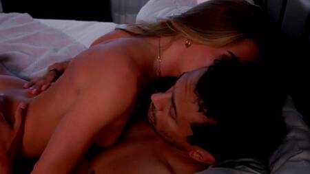 Портье заносит вещи в номер и трахает зрелую красотку