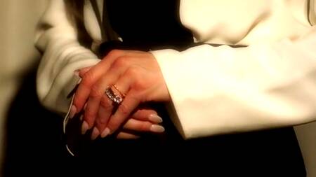 Портье заносит вещи в номер и трахает зрелую красотку