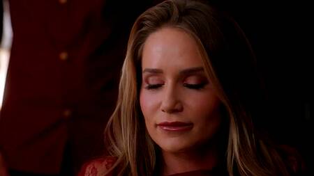 Портье заносит вещи в номер и трахает зрелую красотку