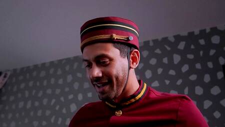 Портье заносит вещи в номер и трахает зрелую красотку