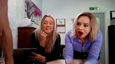 Трахается в офисе с уборщиком на зависть подругам