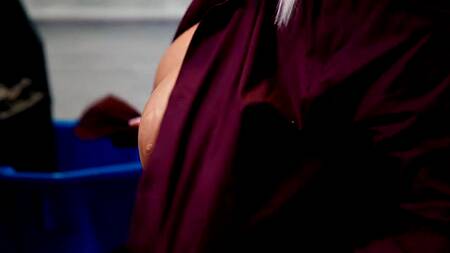 Трахается в офисе с уборщиком на зависть подругам