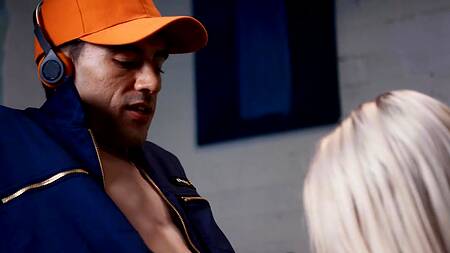 Трахается в офисе с уборщиком на зависть подругам