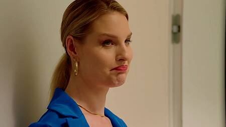 Bonni Gee снимает на телефон как негр трахает её большим членом