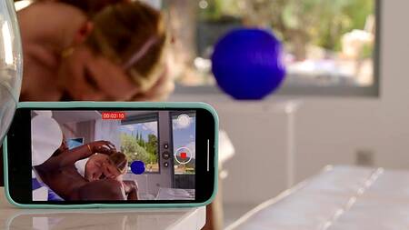 Bonni Gee снимает на телефон как негр трахает её большим членом