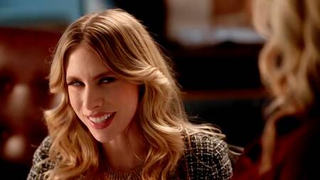 Привязали мужика к кровати, чтобы заняться диким сексом втроем