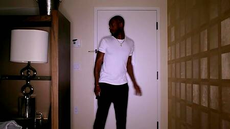 Amber Moore после длительных отношений ебется с негром