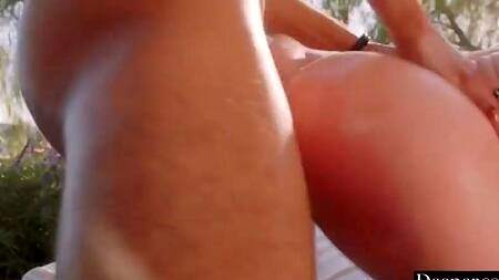 Черный ковбой на ранчо страстно ебет городскую худышку Jia Lissa