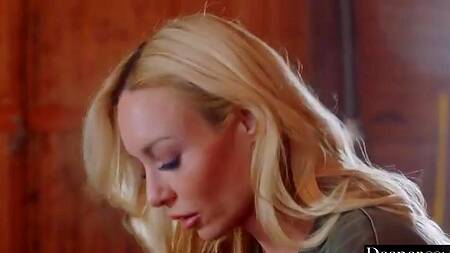 Черный ковбой на ранчо страстно ебет городскую худышку Jia Lissa